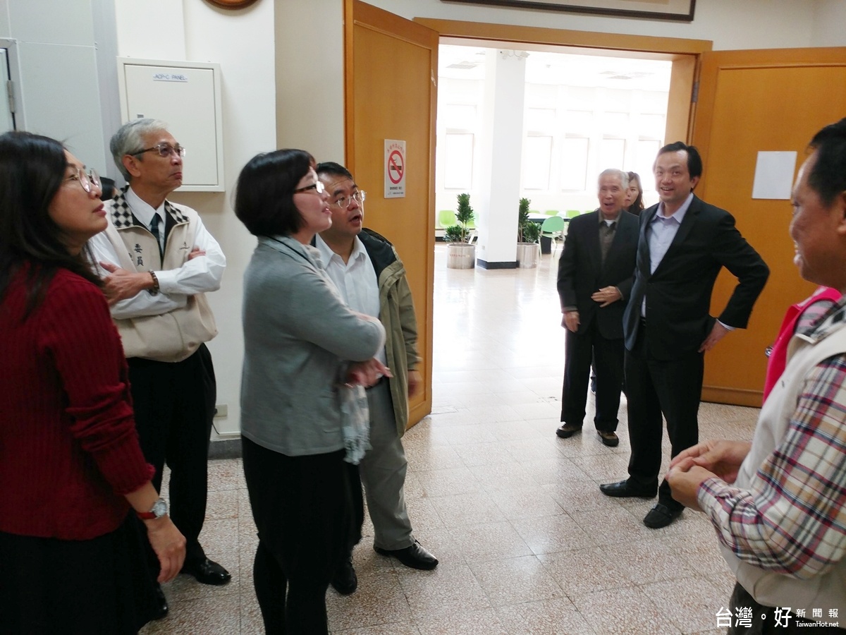 桃園區105年度調解行政績效考核,在桃園市政府法務局長周春櫻、桃園地檢署主任檢察官何嘉仁在桃園區長張世威陪同進行考核