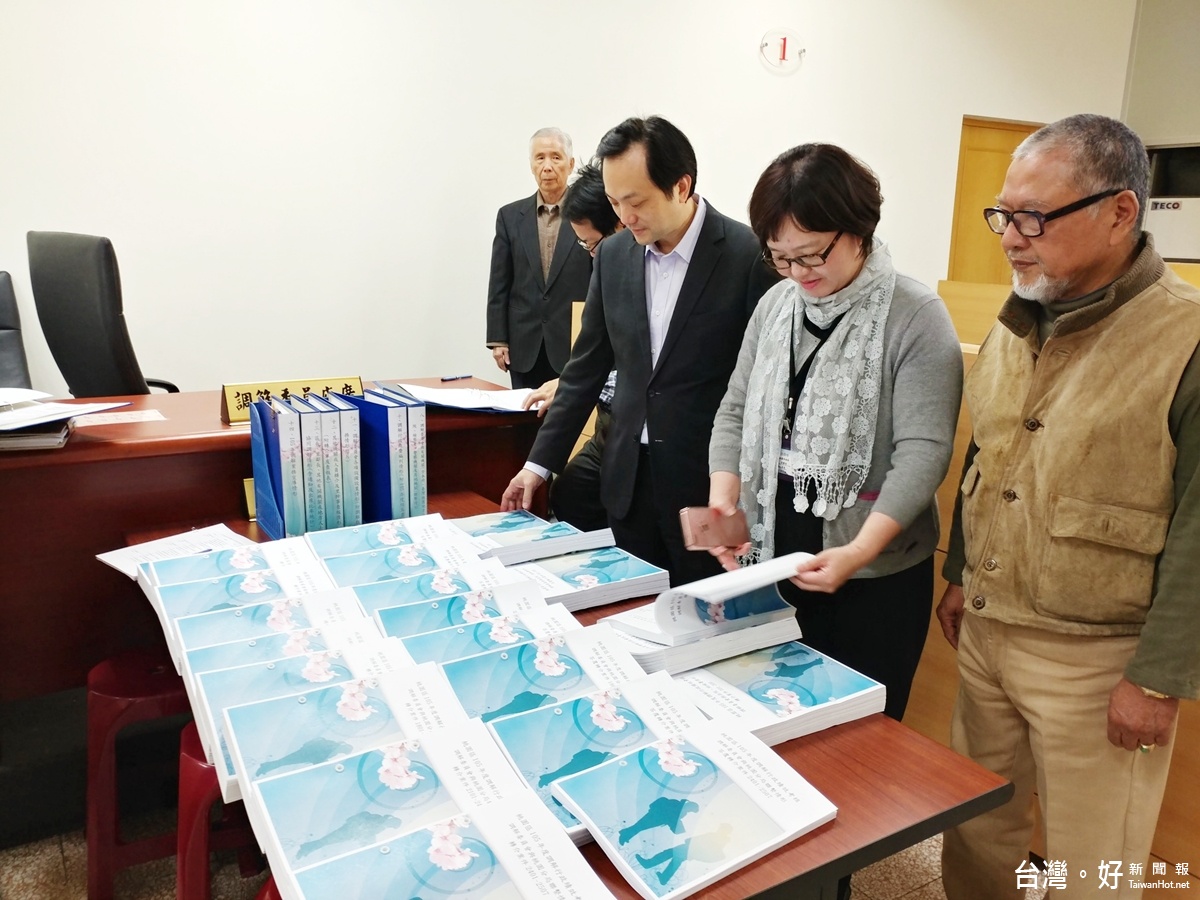 桃園區調解行政績效核案件桃市最多成效最佳,桃園市政府法務局長周春櫻觀看調解成果書