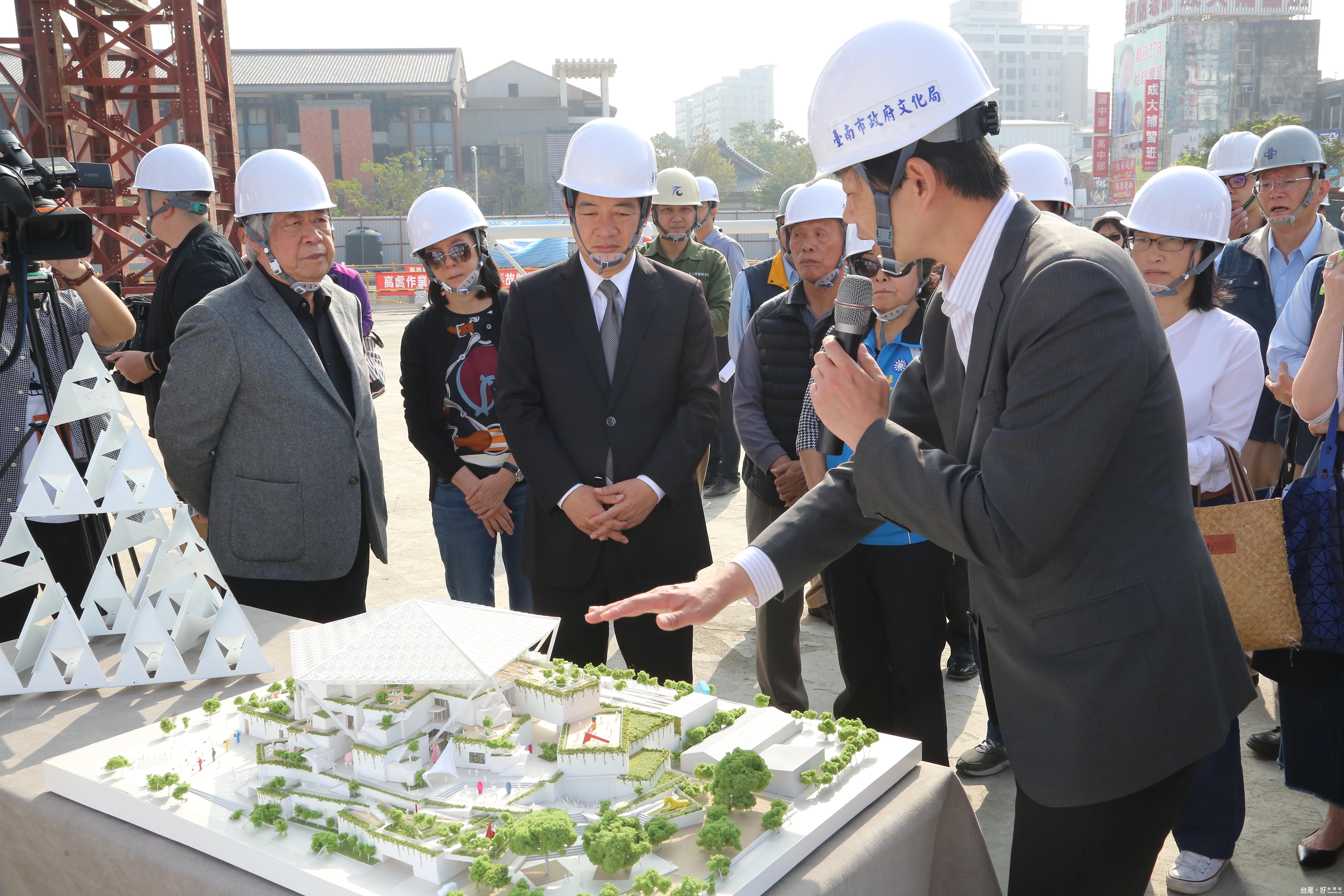 台南市長賴清德視察美術館工程進度,聽取文化局長葉澤山工程簡報,並要求工程如期如質完工。