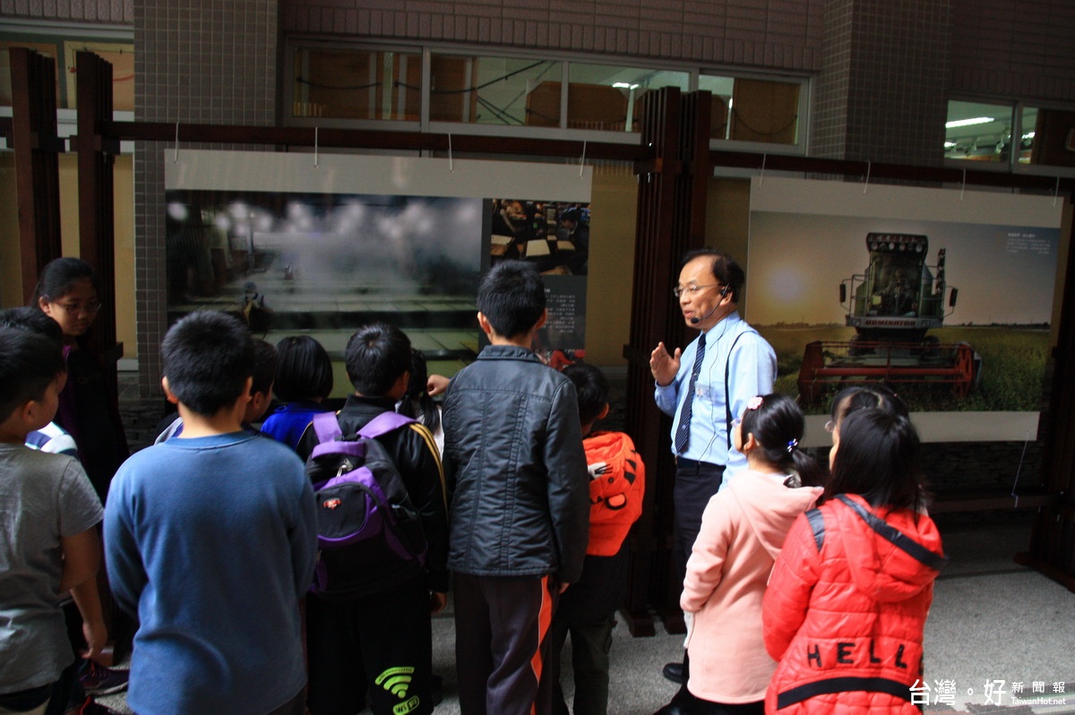 志工為學童導覽認識台灣生態等。（記者扶小萍攝）