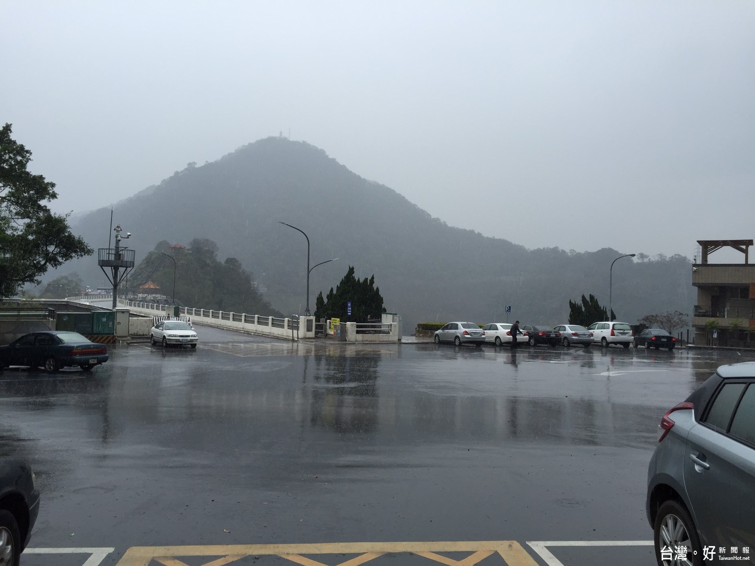  圖:北水局實施人造雨，加上天降大雨，石門水庫壩區一帶雨勢明顯，效果十分良好。(記者陳寶印攝) 