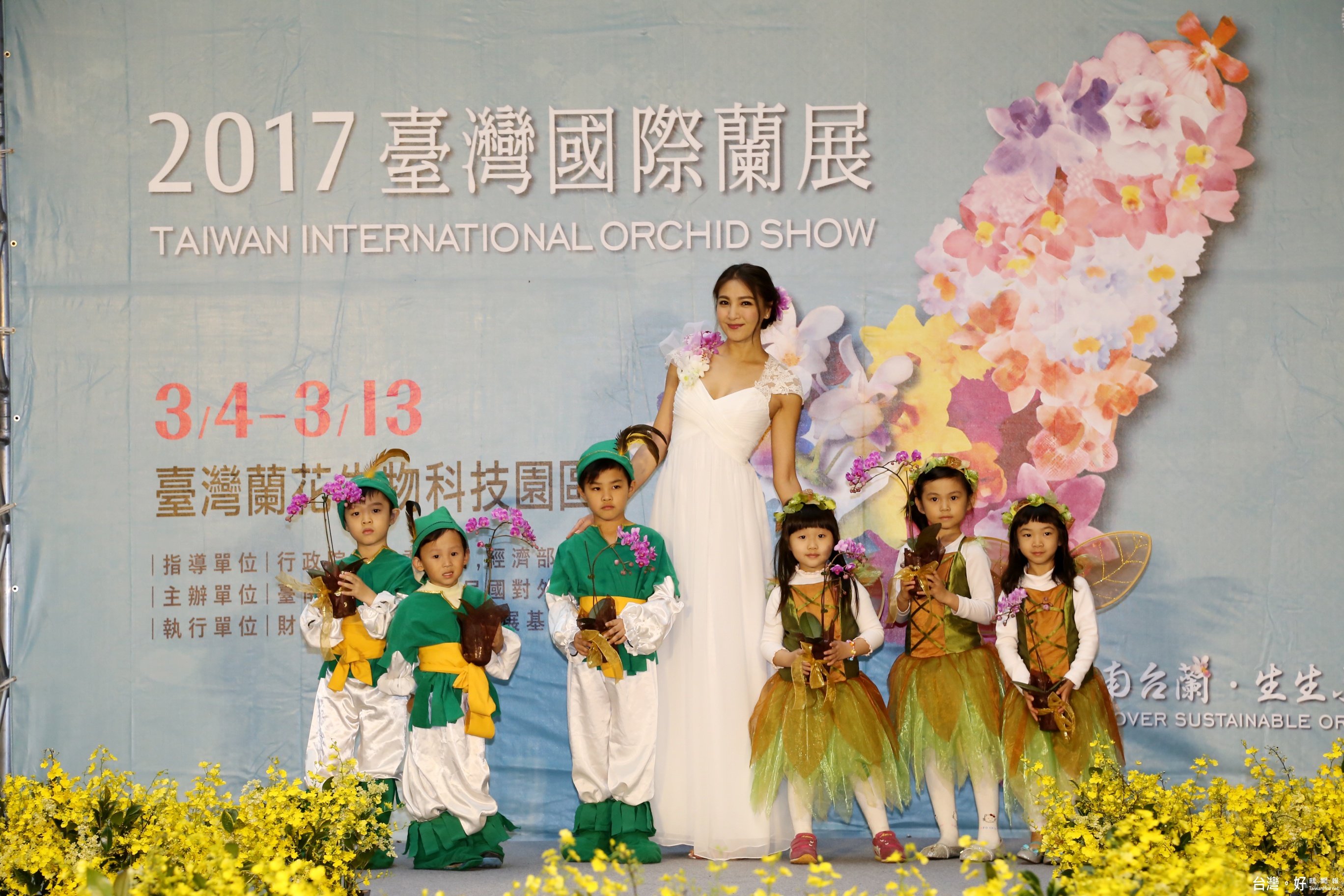 為了行銷「2017台灣國際蘭展」,名模陳思璇以姬蝴蝶蘭走秀,歡迎各界前來台南參觀最美麗的蘭花。
