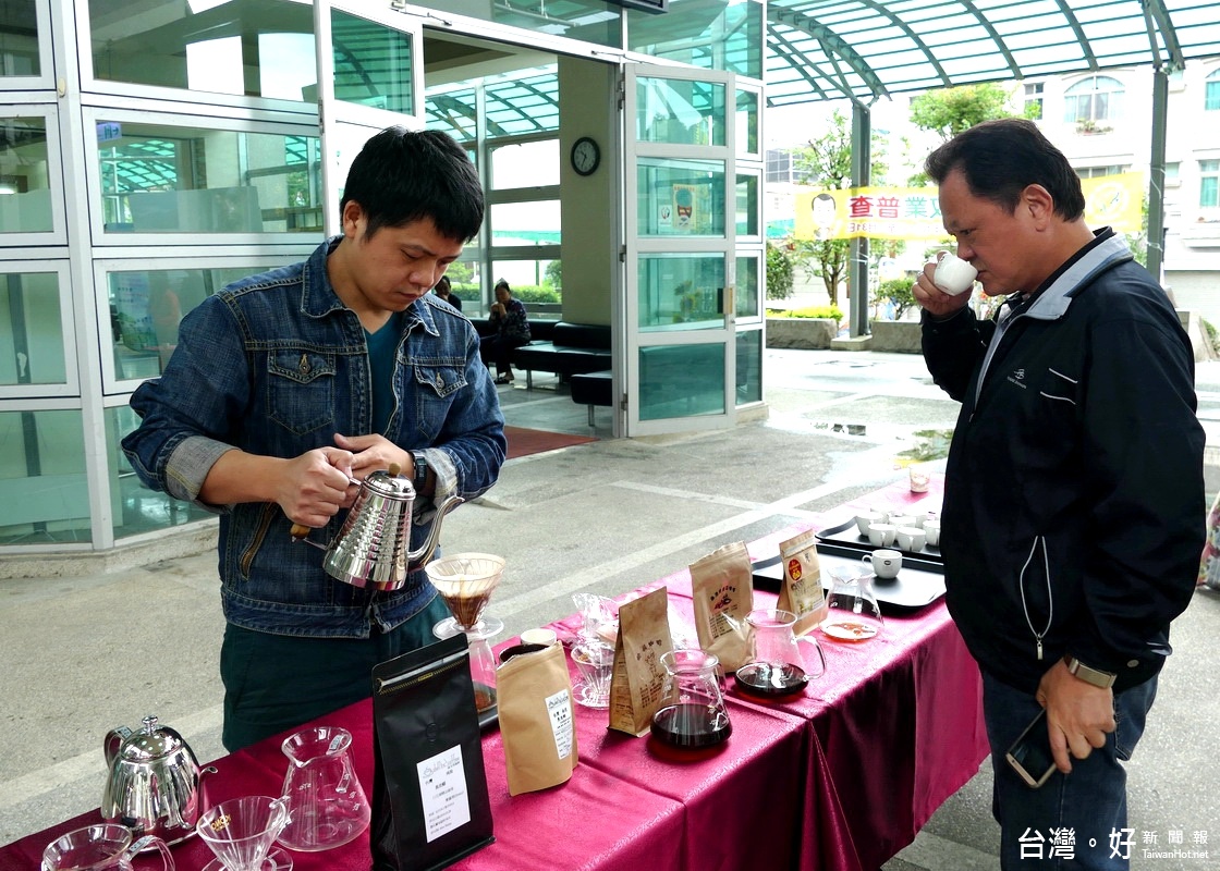 沈詠為(左)積極參與公所開設的教育訓練課程，且取得魚池鄉咖啡萃取技能認證班證書資格。