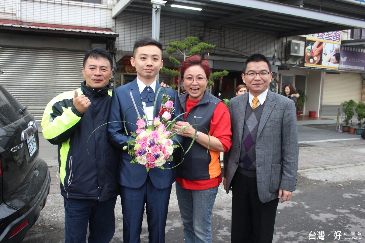 前斗南洪分局長撮合良緣，今天上午由哈雷車隊浩蕩前往迎娶美嬌娘，場面壯觀。（記者簡勇鵬攝）