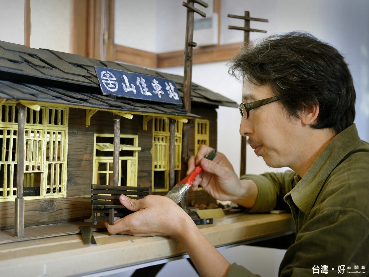 『舊事煤好』特展,展出有迷你復刻,以及陶瓷版的山佳車站。(圖/記者黃村杉攝)