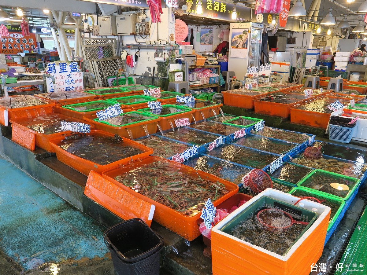 富基漁港有著全國知名的觀光魚市,提供各式各樣「活跳跳」的海鮮。(圖/漁業處提供)
