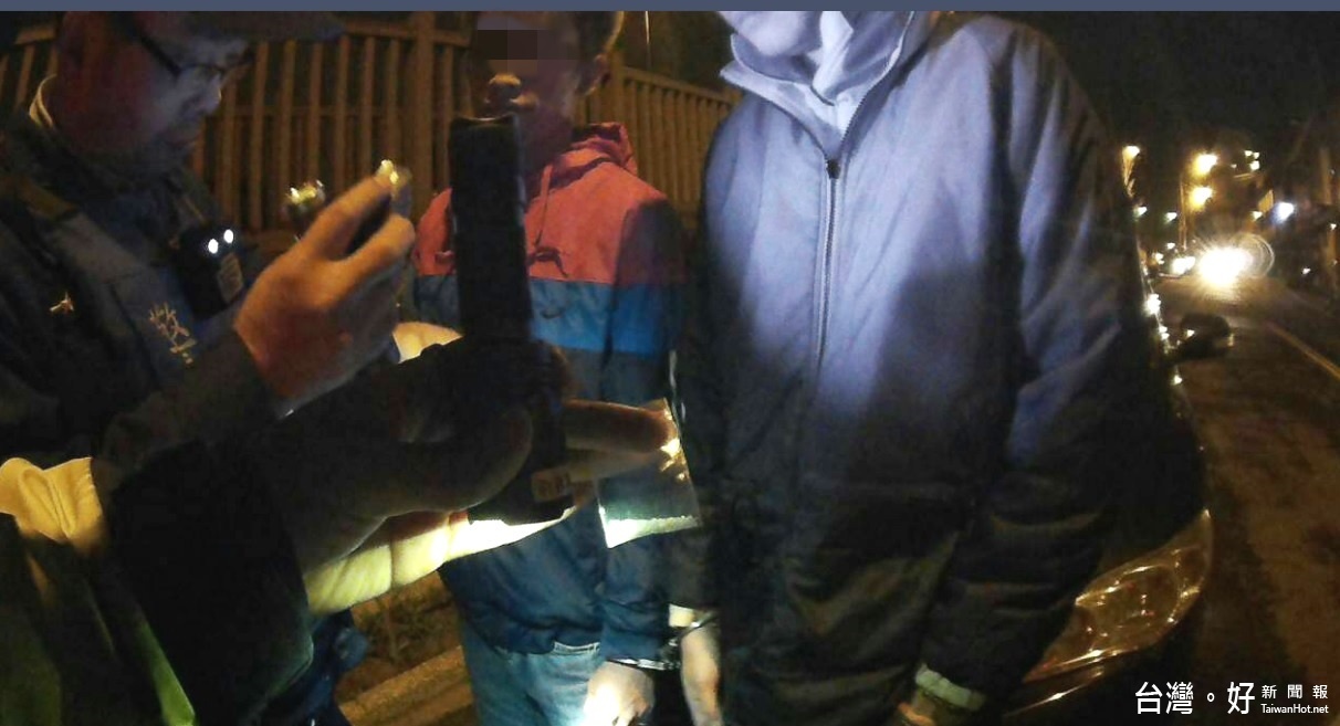 巡邏員警盤查自小客車,發現車內兩名男子於車內抽K他命香煙。
