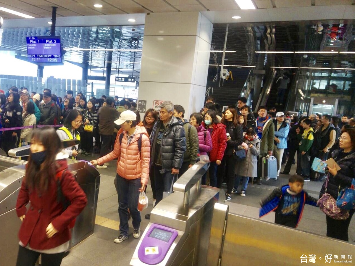從試乘以來偶傳車站閘門被撞壞。桃捷閘門寬70公分,比北高兩捷大20公分,因為人潮多 ,閘門大,大家看到閘門開急著衝進去,導致閘門易被撞壞
