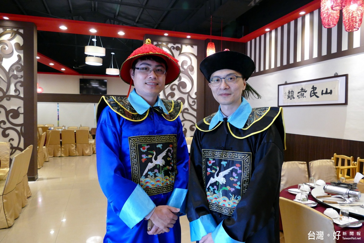 會長吳建毅(右)與總幹事葉青松表示，希望讓會員與嘉賓在習茶的知識上除了古人的技法之外，還要不斷的創新、精進。