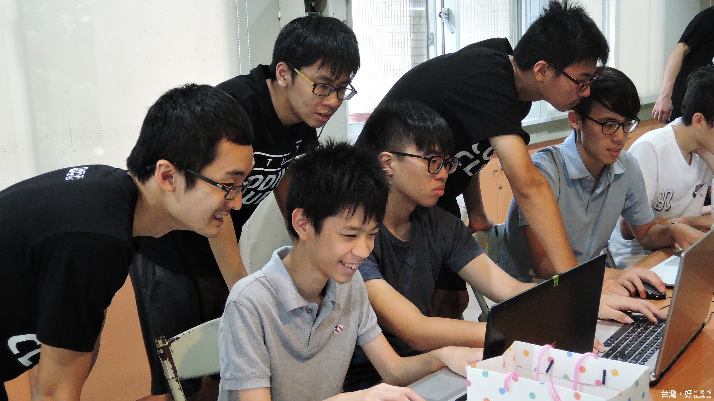學程式,原來我們這麼近!橘子蘋果畢業生於去年暑假和台科大學生一起製作專案(圖/橘子蘋果兒童程式學苑提供)