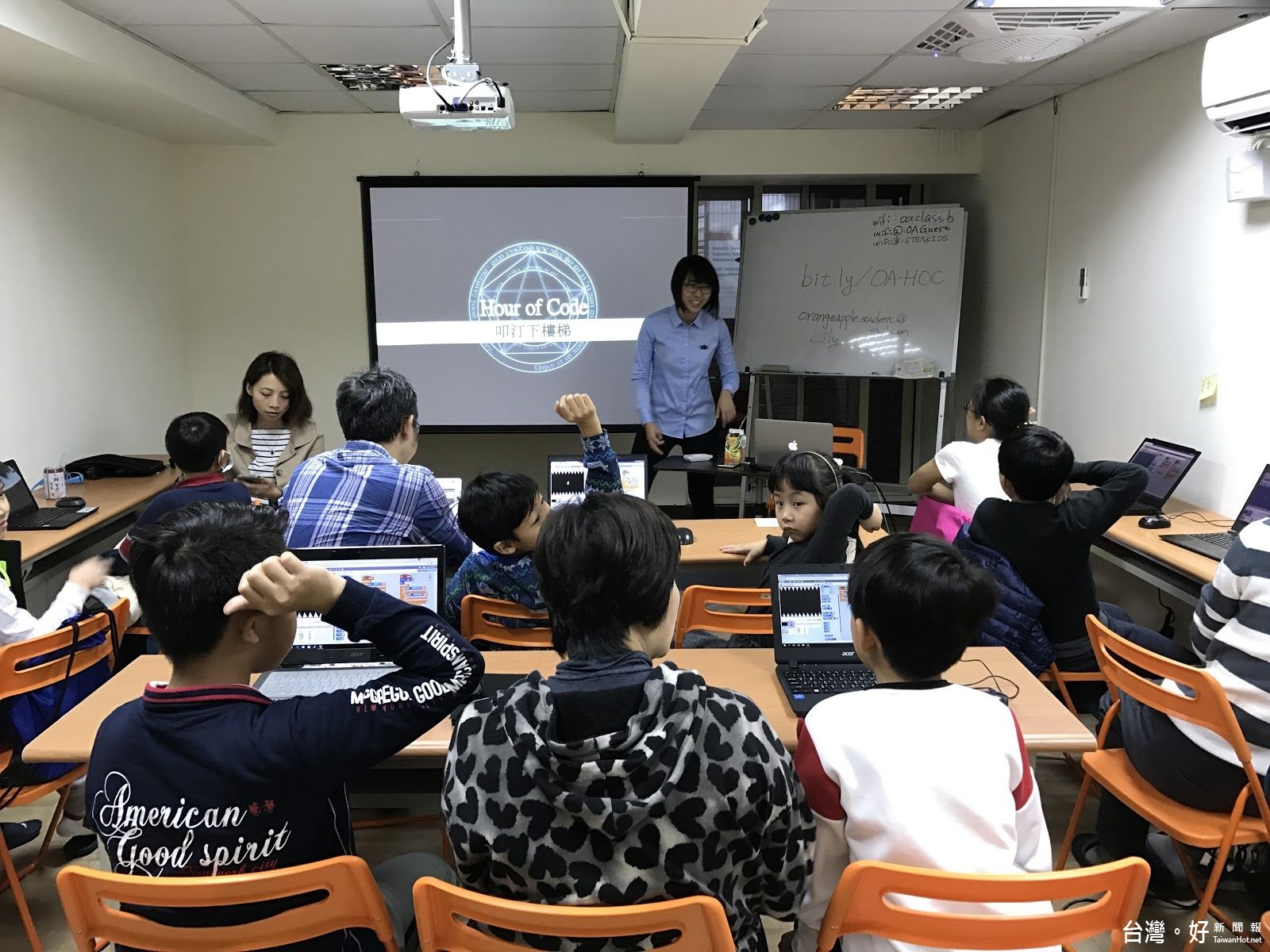 程式課程一位難求!橘子蘋果推出周末一小時親子體驗課程大獲好評!(圖/橘子蘋果兒童程式學苑提供)