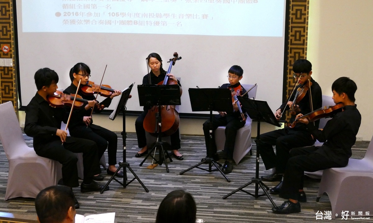 埔里鎮大成國中弦樂團首先於台上演奏一首首名曲。