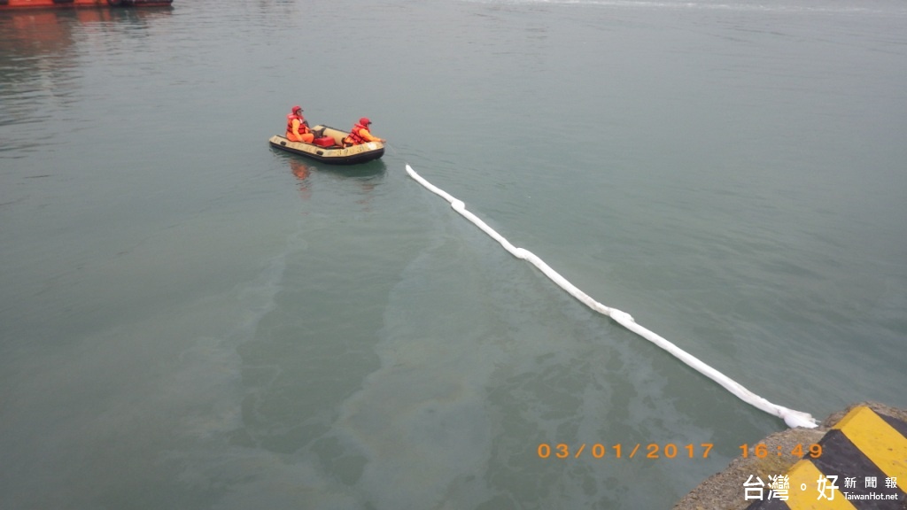 竹圍港區驚見油汙　海巡發現通報處置