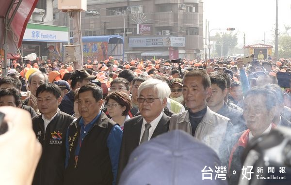 雲林縣長李進勇、北港鎮長張勝智等人恭迎白沙屯媽祖聖駕。(記者陳昭宗攝)