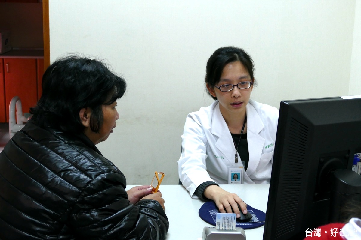 神經外科醫師陳斯逸(右)派駐埔基，並於平日常駐埔基服務患者。