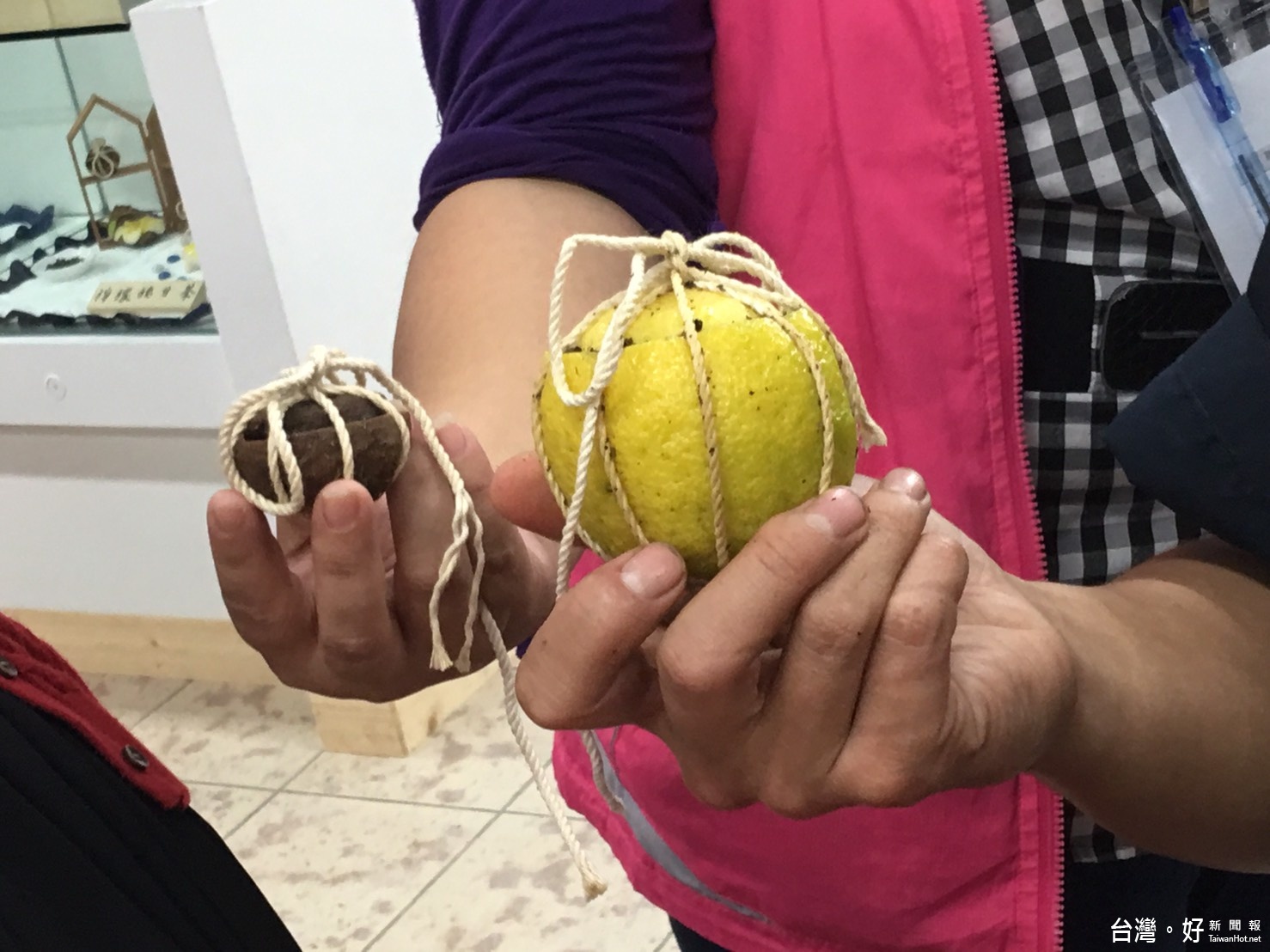 舞鶴休閒農業區以茶葉結合有機檸檬，讓民眾體驗製作客家傳統檸檬酸柑茶球製作DIY體驗。（記者賴淑禎攝）