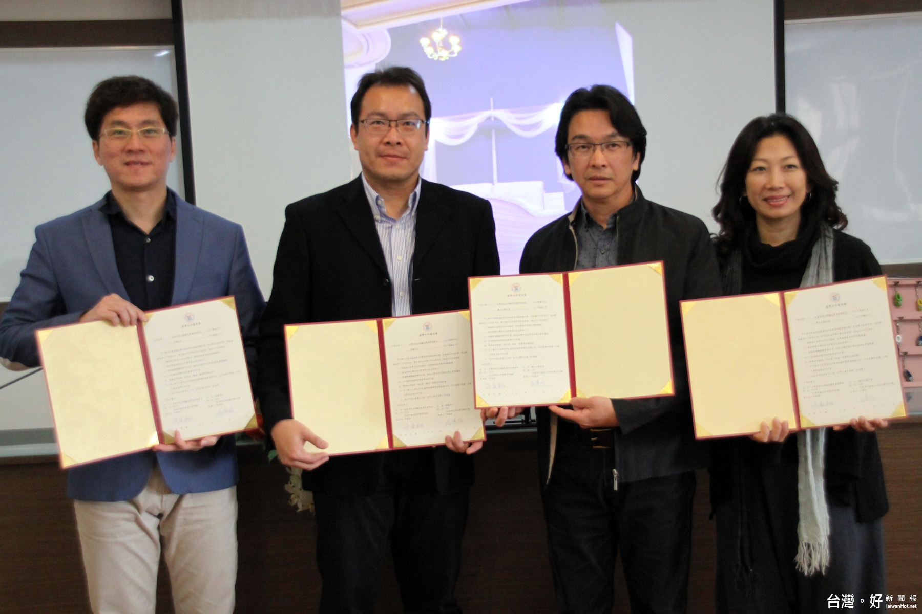 台首大休閒管理學院院長黃仲麟(左二)與業者簽訂產學合作。