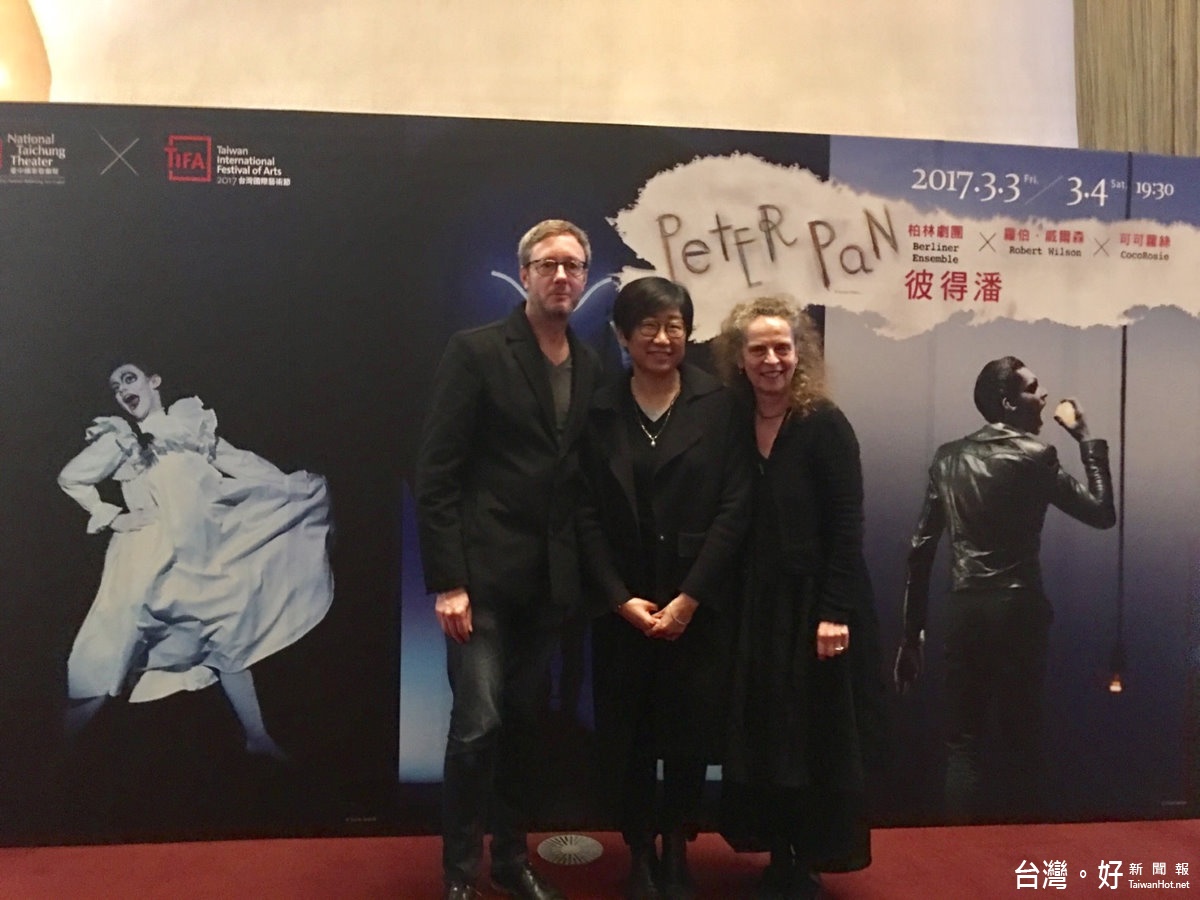 台中國家劇院王文儀總監柏林劇團的兩位戲劇顧問，在《彼得潘》演出前舉行記者會說明。（記者賴淑禎攝）