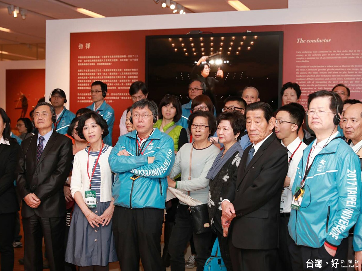 柯文哲率團訪台南，參觀奇美博物館。