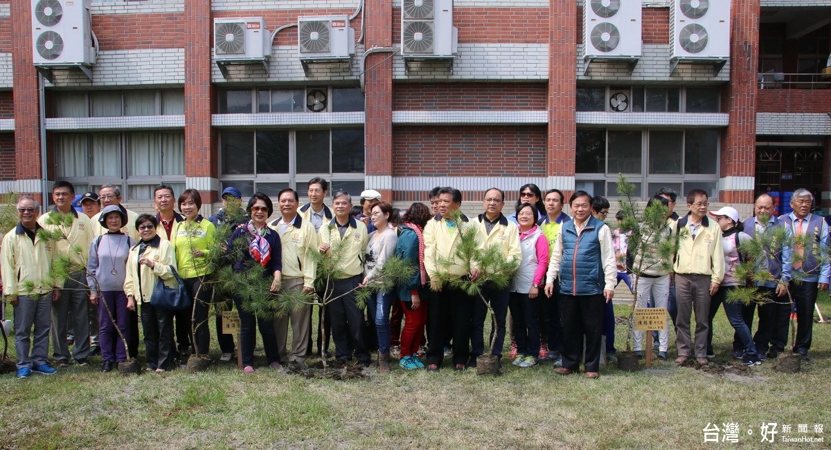 北海扶輪社各屆社長於植樹節前夕在校園內手植12棵松，以象徵十年樹木、百年樹人的教育精神。〈記者吳素珍攝〉