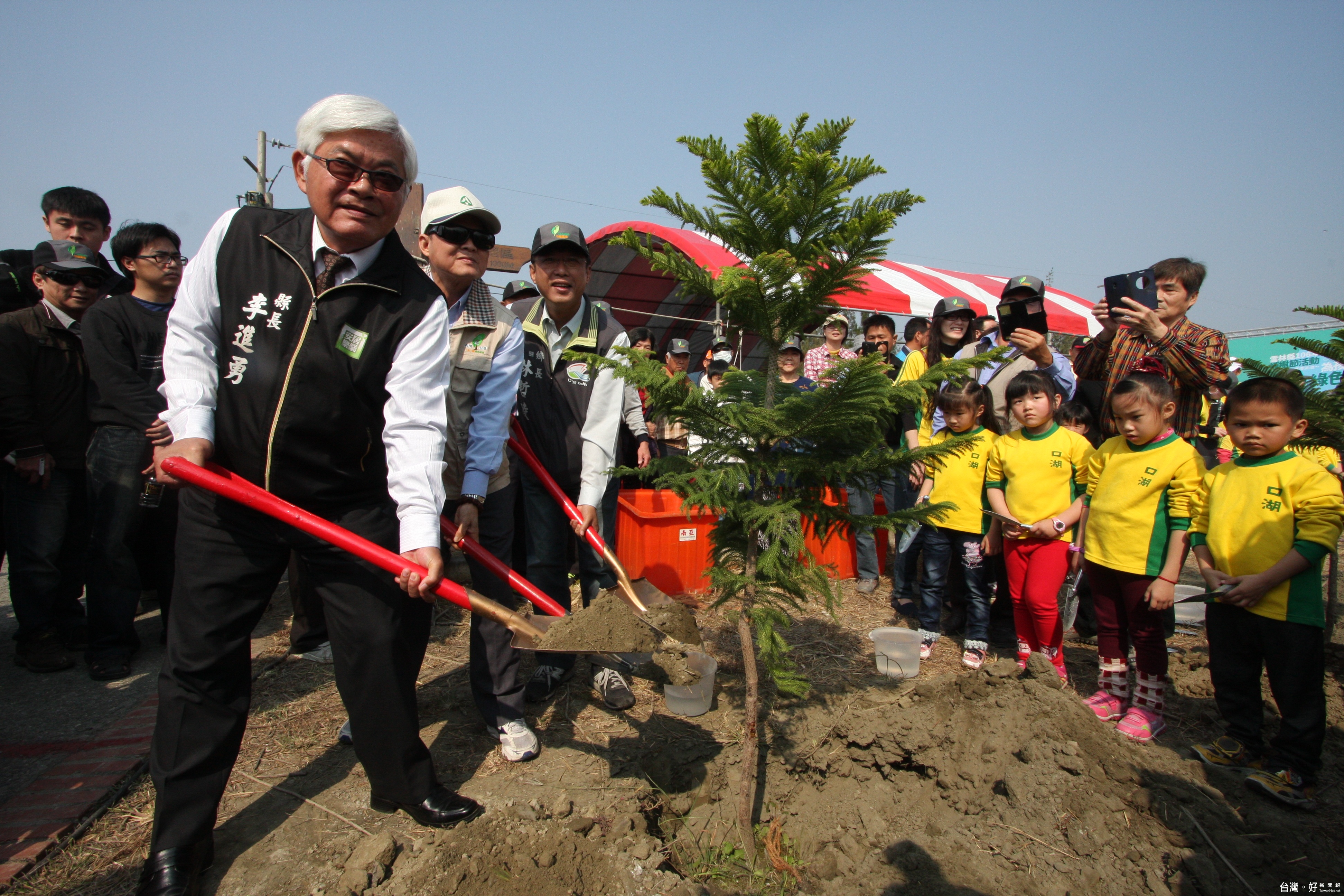 縣長李進勇率領縣府團隊會同南投林管處副處長陳燿榮、口湖鄉長林哲凌等人一起種下代表希望的樹苗。（記者陳昭宗攝）