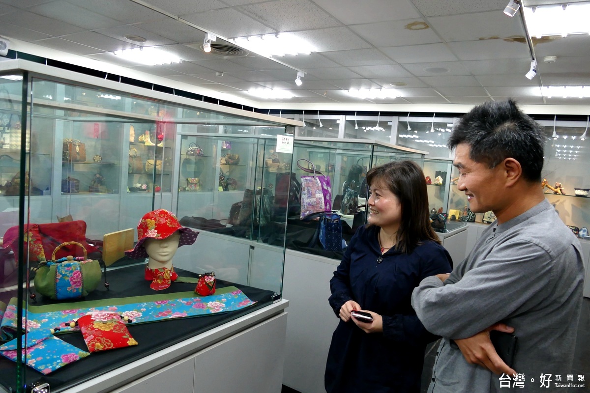 文化局副局長張怡芬(左)對於社大鹿谷分校拼布班展出的作品讚譽有嘉。