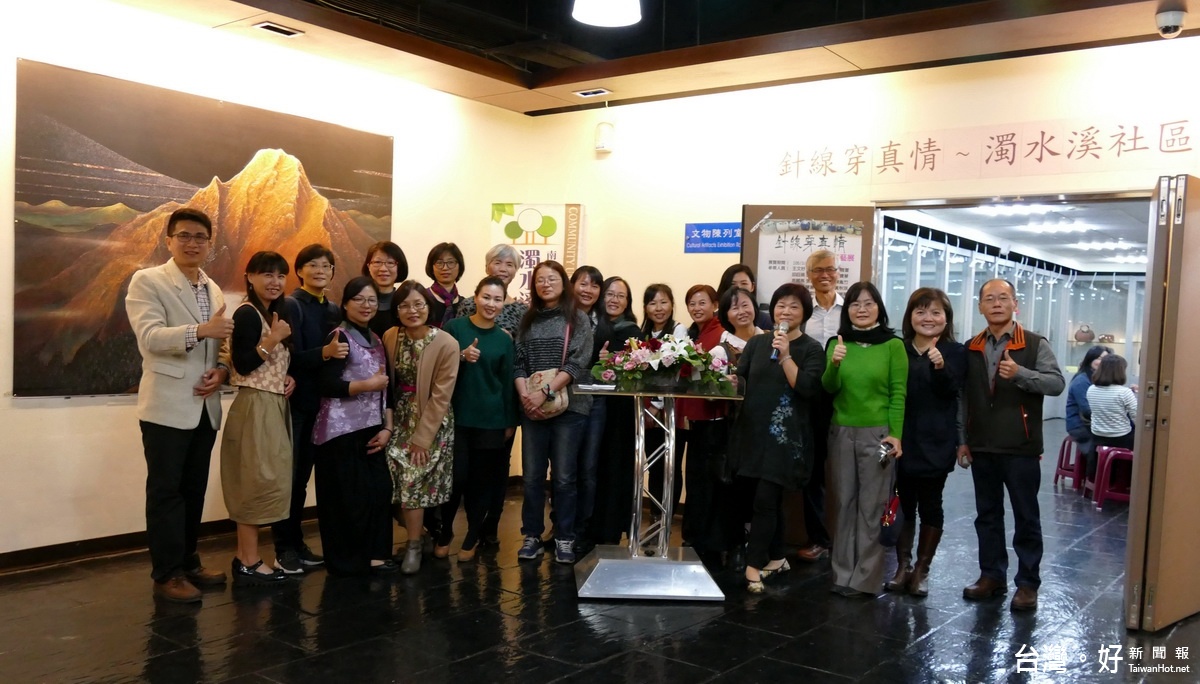 校長陳照明(左1)與拼布手工藝展24位參展學員。