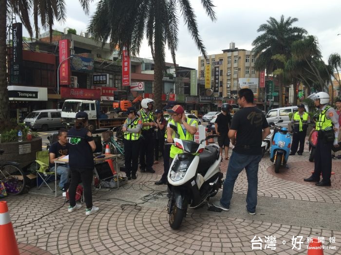 為改善車輛噪音，桃園市政府環保局聯合警察局擴大攔檢（查）噪音車，成效斐然。