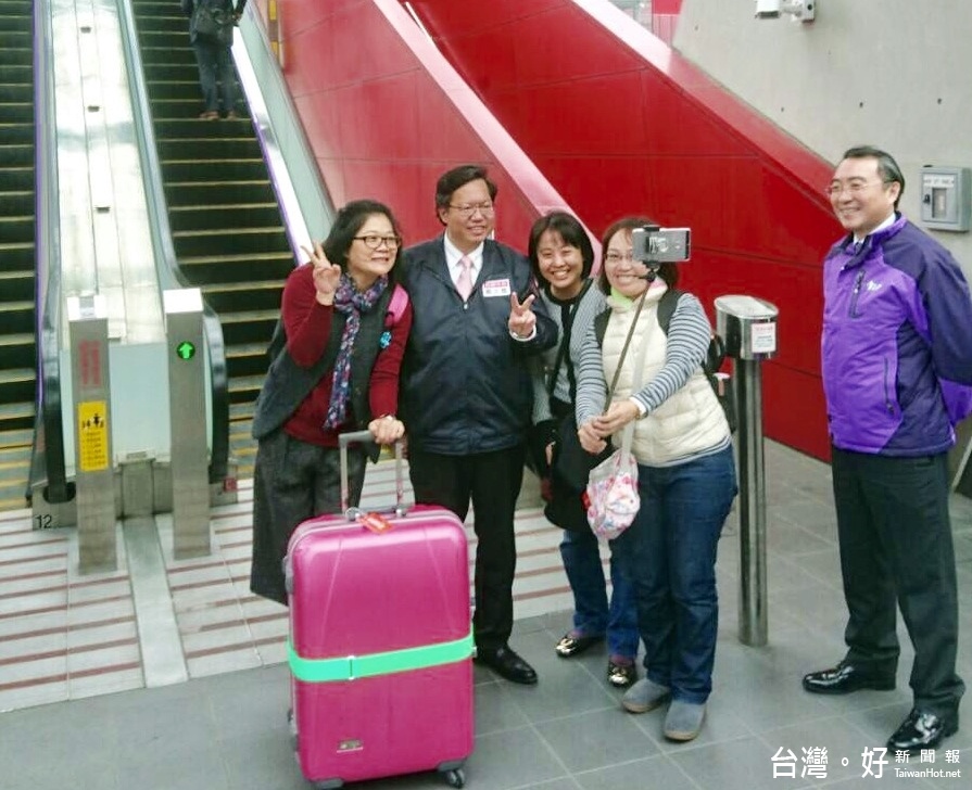鄭文燦市長檢視動線順暢度,並鼓勵大家多多利用機場捷運轉乘,搭車旅客遇到鄭市長很開心並要求合影