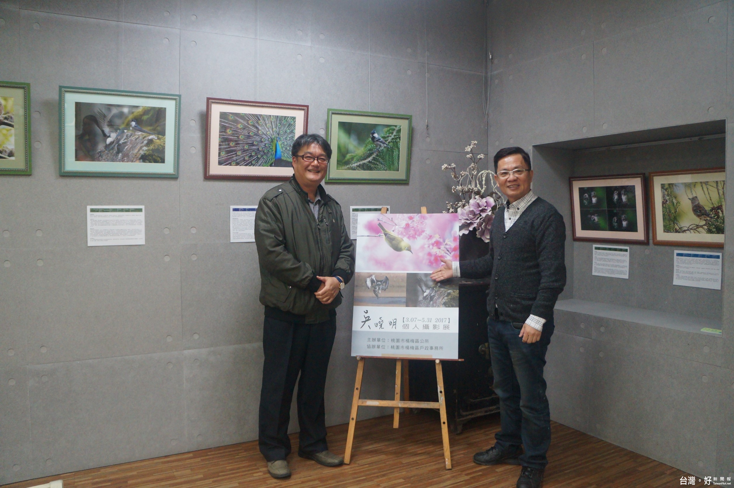 楊梅姚敦明區長(右)、吳曉明主任，歡迎喜愛攝影藝術鄉親到區公所欣賞台灣野鳥生態攝影展。 