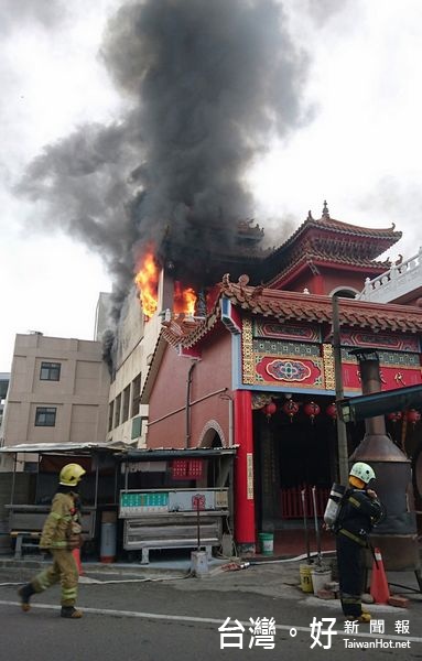 斗六永福寺發生火災，消防局緊急前往搶救，火勢順利撲滅，無人員傷亡，起火原因調查中。（記者陳昭宗翻攝）