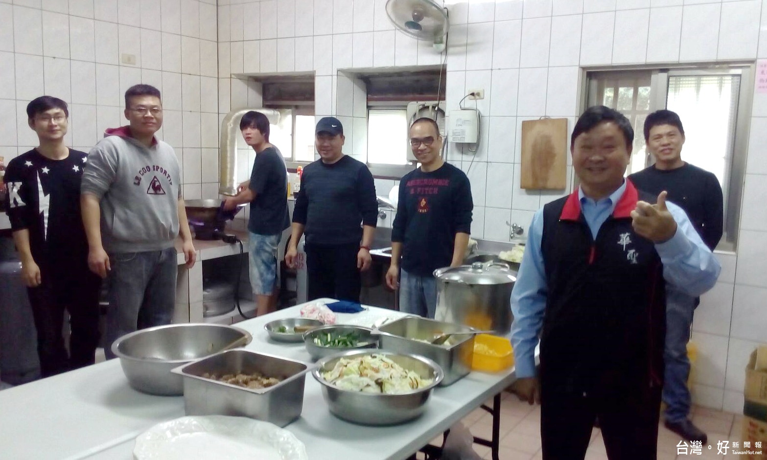 中心主任劉振旺〈右2〉連連稱讚,感謝吳蕎均小姐號召北部與中部各地共六位廚師將愛送到土庫華聖啟能發展中心。(記者陳昭宗攝)