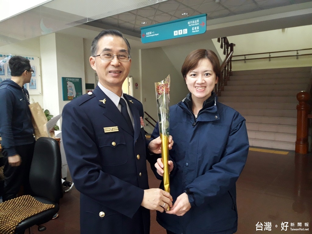 溫馨婦女節桃園警分局長贈花給女性同仁