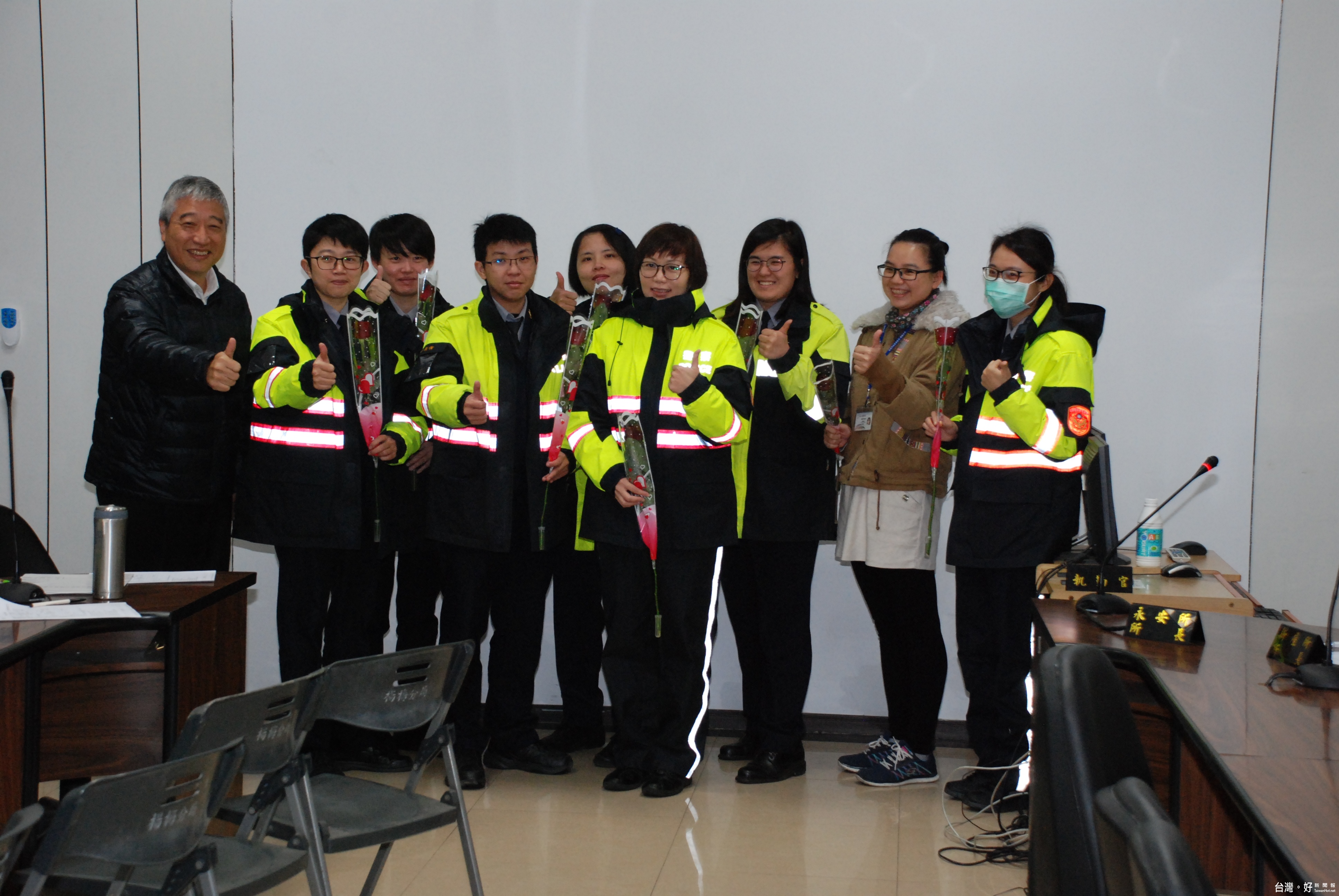 楊梅分局長翁群能(左一)，祝賀所屬員警、家眷志工及全天下的女性，婦女節快樂。