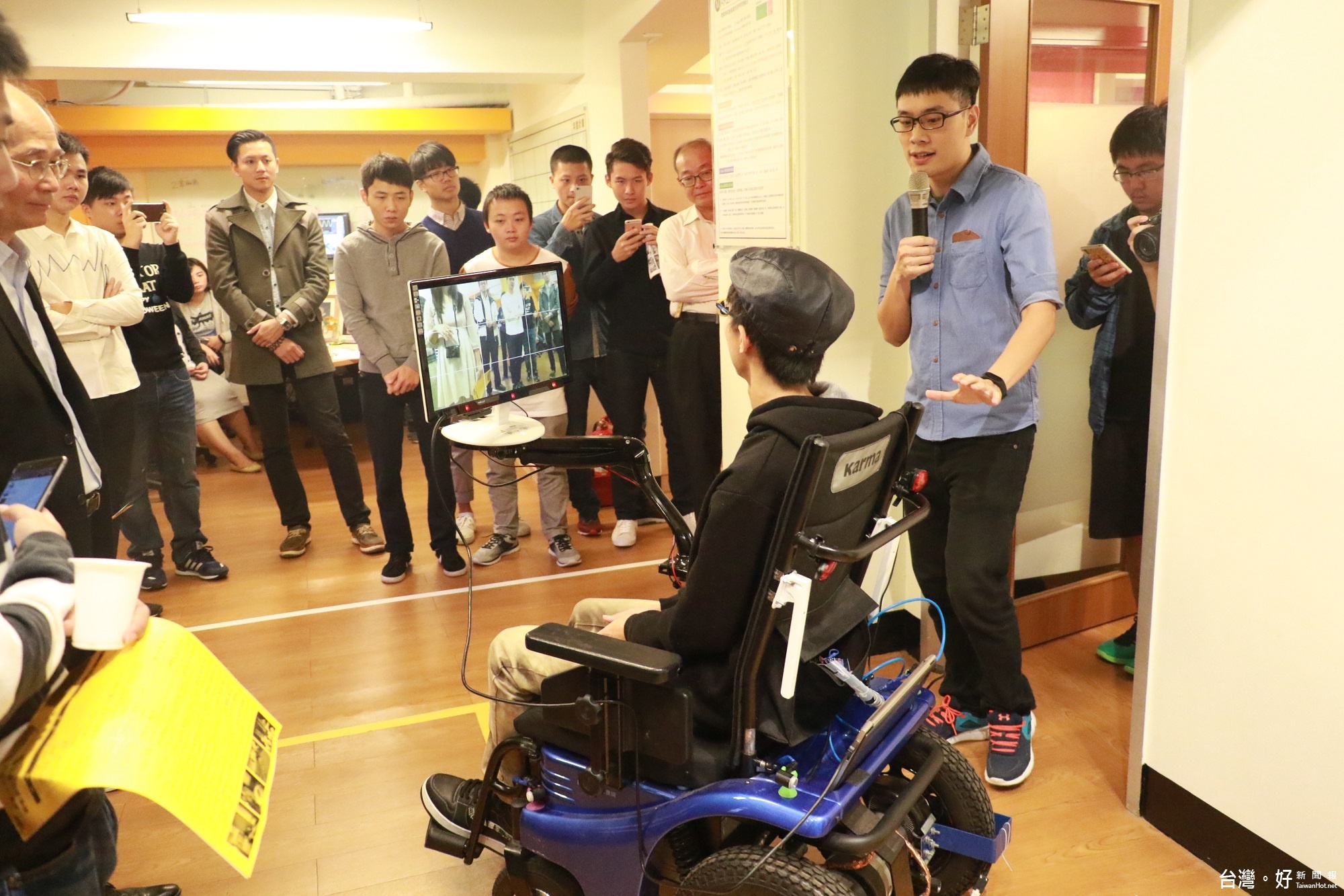 「三創意次元空間」創客實作基地,moving_magic眼控輪椅(移動魔法車)可應用在行動不便者的輪椅輔具。