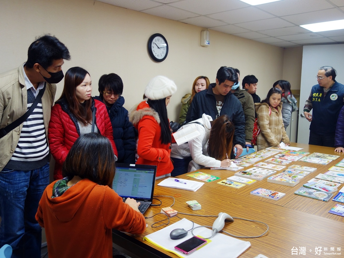 鼓勵新住民閱讀學習成長,移民署桃園站開辦借書證,新移民排隊嚐鮮
