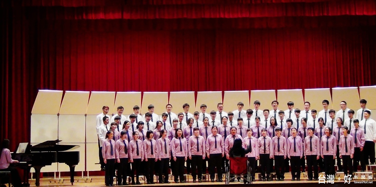 竹山高中合唱團全國賽榮獲「特優」，創下歷年最佳參賽成績，圖為比賽現場實況，坐輪椅者為指導老師兼指揮：呂怡穎老師。