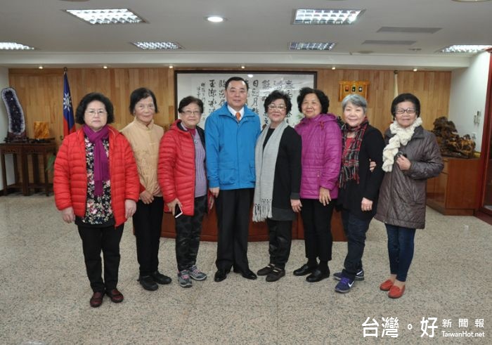 邱議長與歌唱班成員在議長室合影留念。