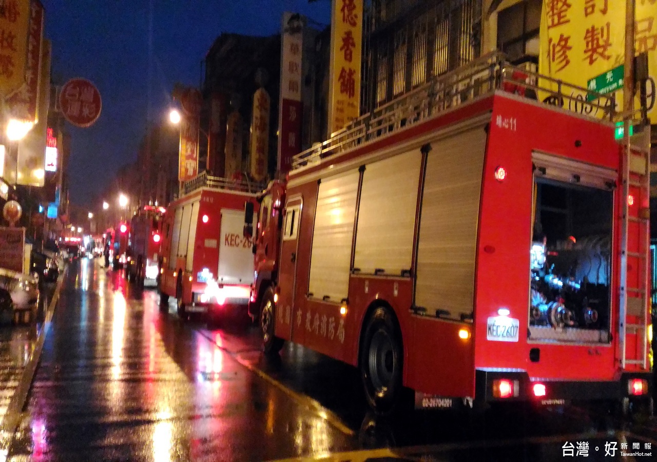 龍潭愛心長照中心暗夜發生惡火,消防人員全力搶救仍造成4死17傷的不幸事件。