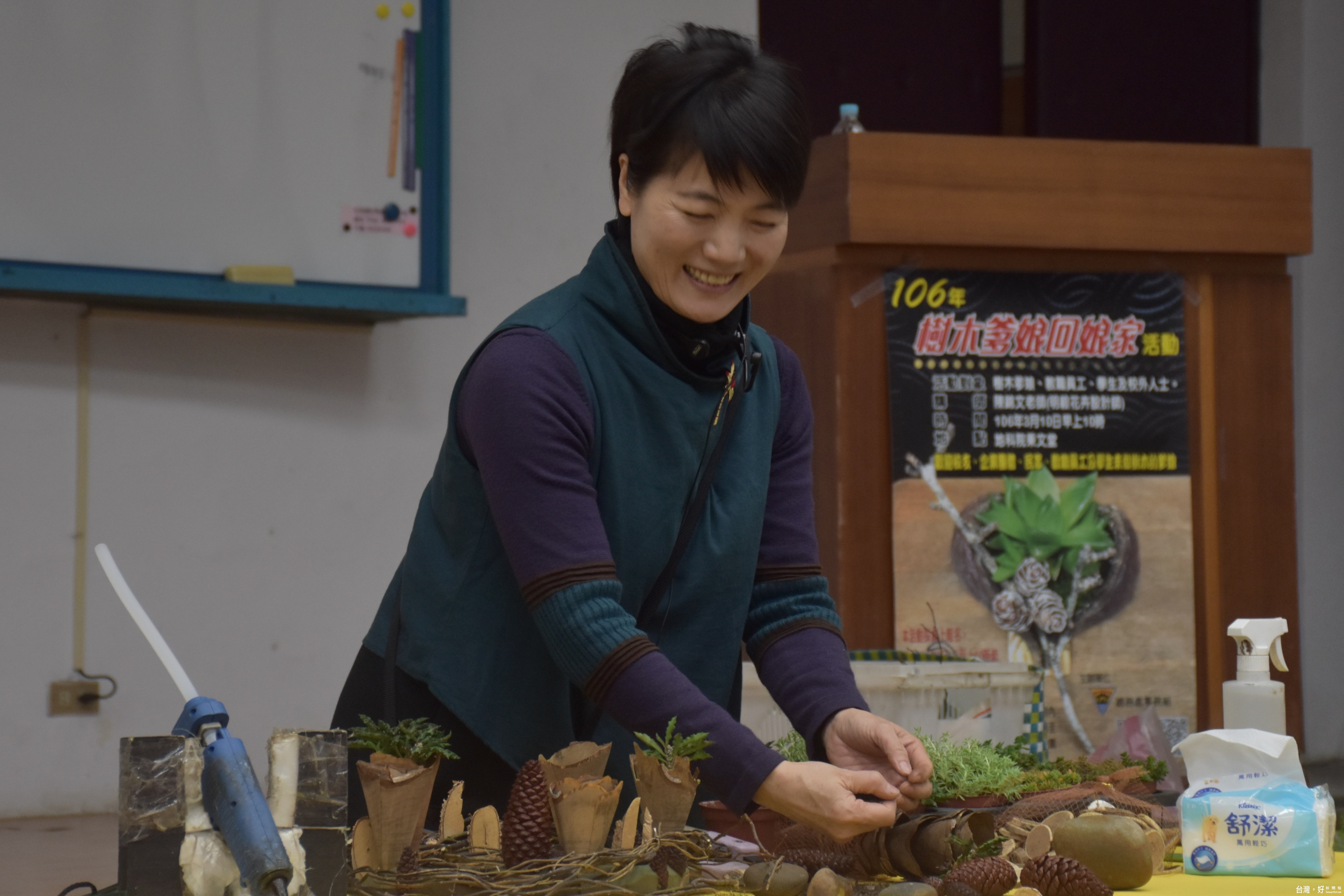 知名花藝老師陳錦文蒞臨中大，帶領樹木爹娘進行「多肉植物盆栽DIY」活動。