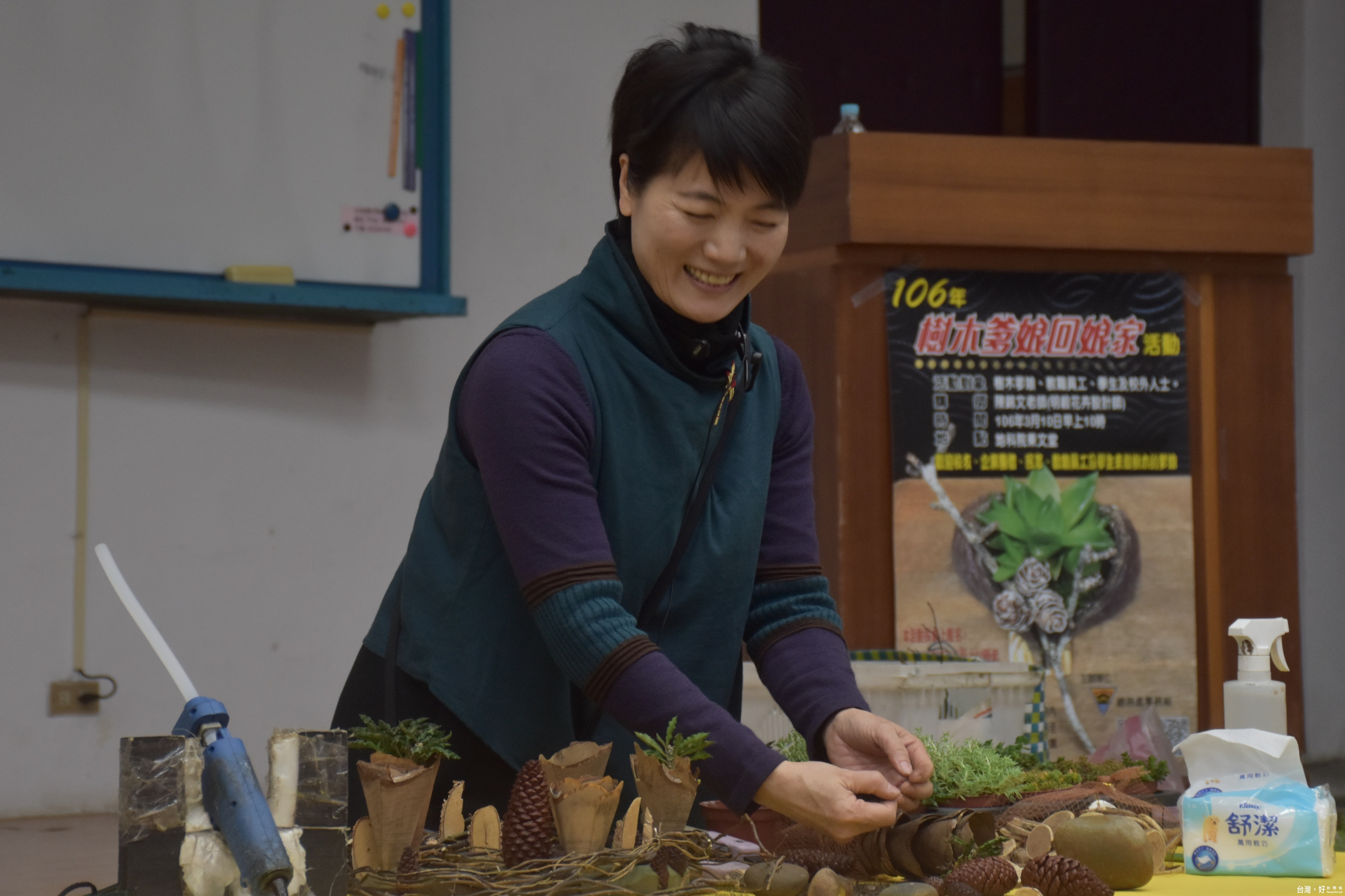 知名花藝老師陳錦文蒞臨中大,帶領樹木爹娘進行「多肉植物盆栽DIY」活動。
