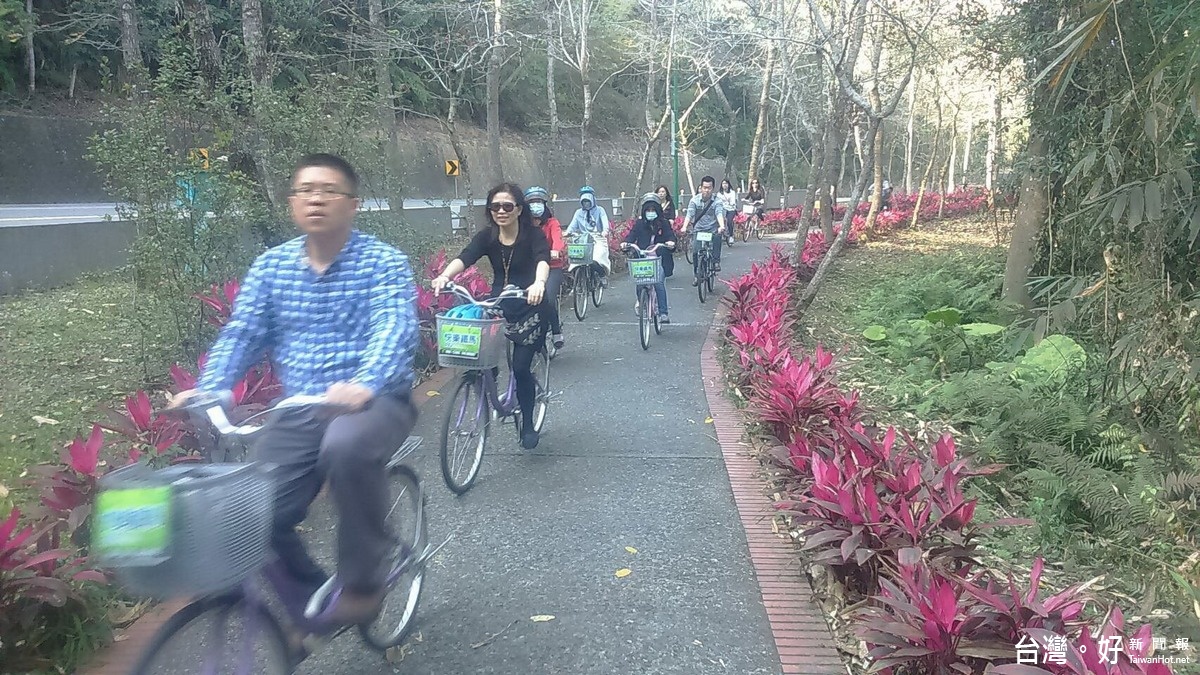 全球十大最美自行車路線之一的日月潭自行車道,親子一同享受騎乘鐵馬樂趣。