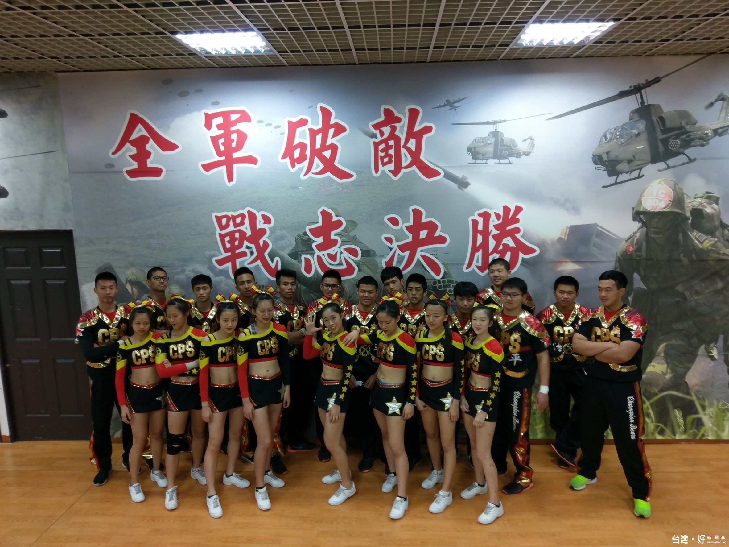 治平高中也以全國賽四連霸的「競技啦啦隊」表演,參與這次活動,用行動支持全民國防。