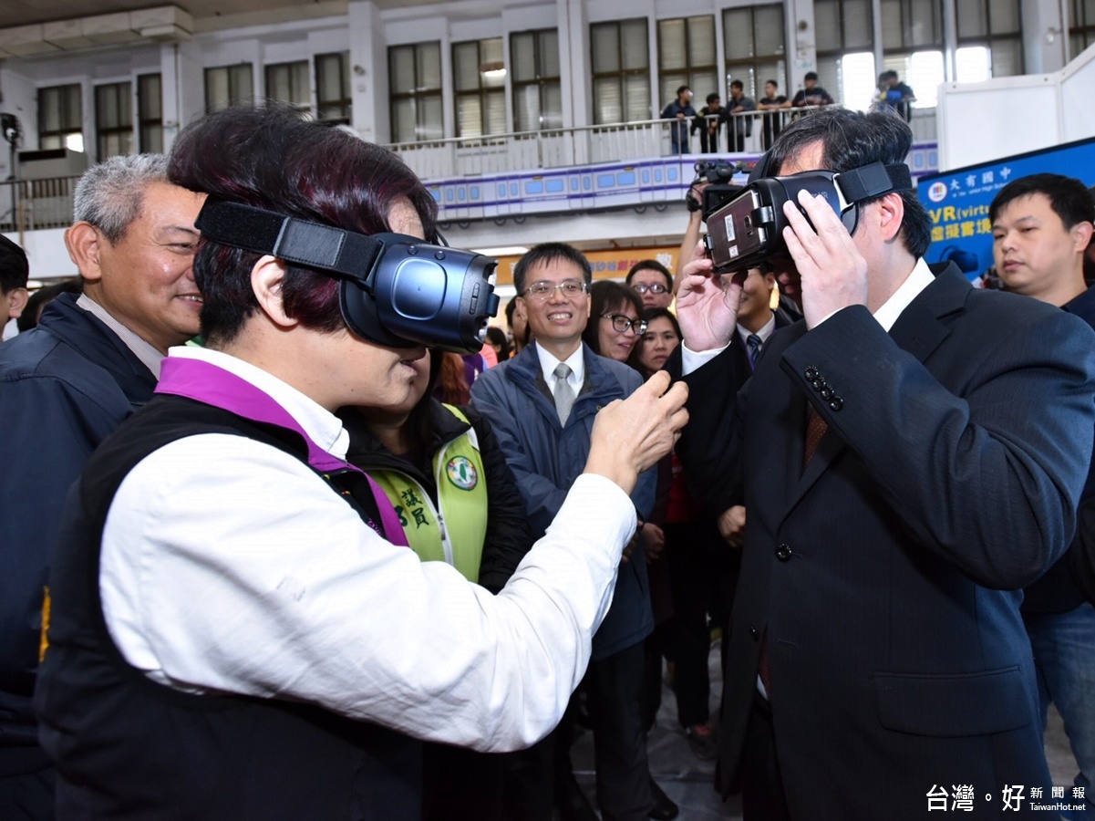 106年度高中高職博覽會開幕式在北科工舉行，鄭文燦市長在教育局長高安邦陪同下到場視察體驗高中生的熱情