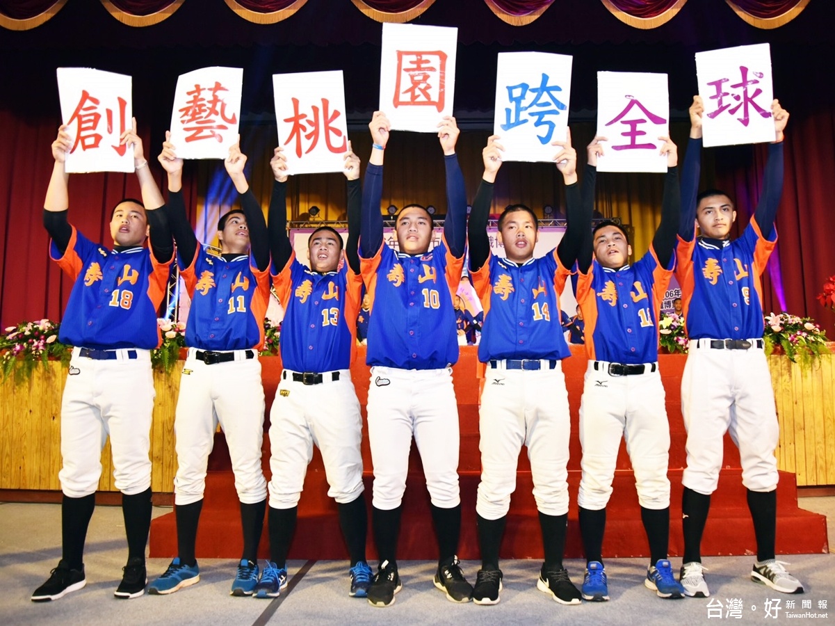 106年度高中高職博覽會開幕式在北科工舉行，壽山高中球棒隊現場表演
