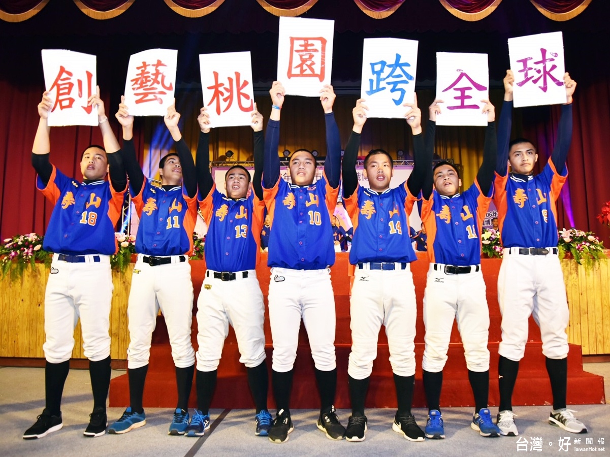 106年度高中高職博覽會開幕式在北科工舉行,壽山高中球棒隊現場表演