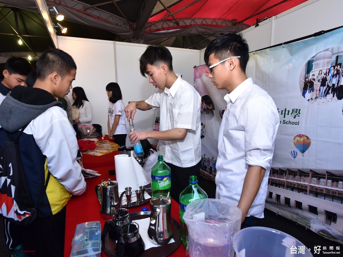 106年度高中高職博覽會開幕式在北科工舉行,餐飲科同學現場表演調酒