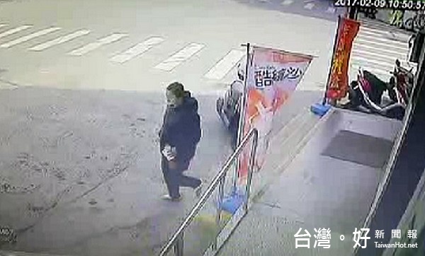 監視器清楚拍下洪女行竊及離去畫面,讓她百口莫辯坦承犯行。(記者陳昭宗拍攝)
