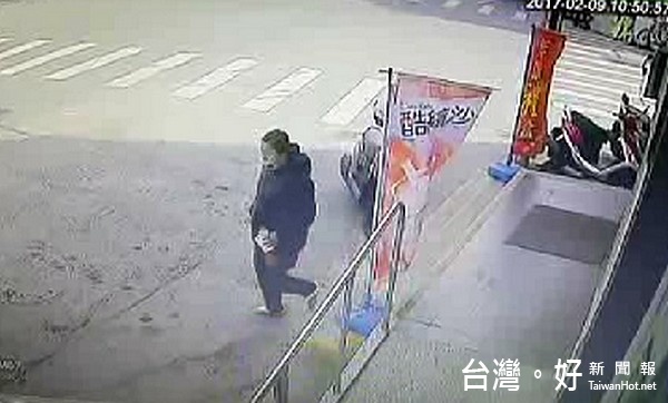 監視器清楚拍下洪女行竊及離去畫面，讓她百口莫辯坦承犯行。（記者陳昭宗拍攝）