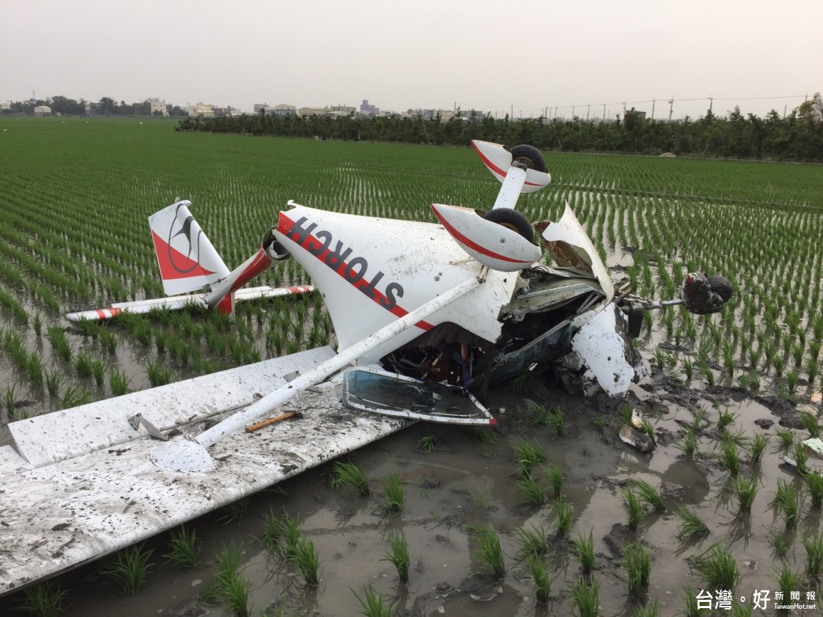 義大利進口輕航機墜毀稻田　53歲駕駛輕微擦傷